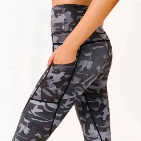 Zyia Black Camo Metallic Pocket Light N Tight High Rise Capri Leggings SZ 2 EUC - Picture 2 of 5
